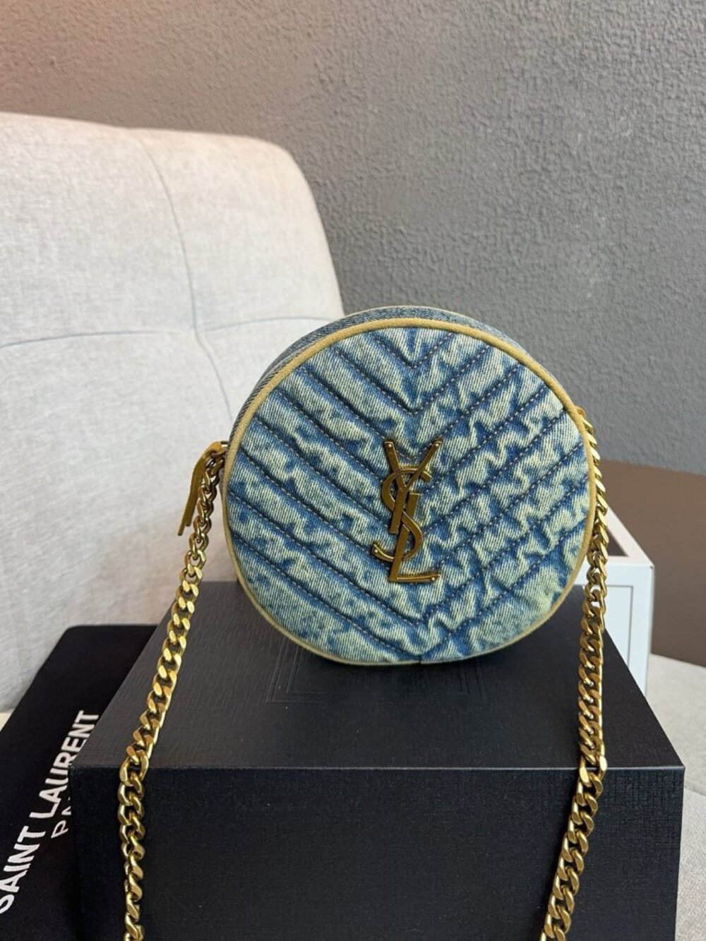 Yves Saint Laurent Round blue chain shoulder bag, 17x5x17cm